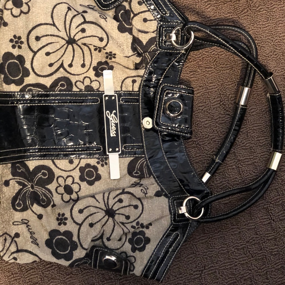 Guess purse - Picture 2 of 2